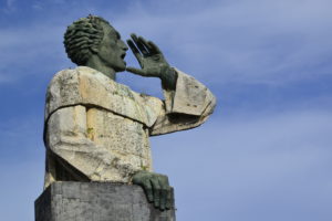 Estatua de Montesino en el malecon